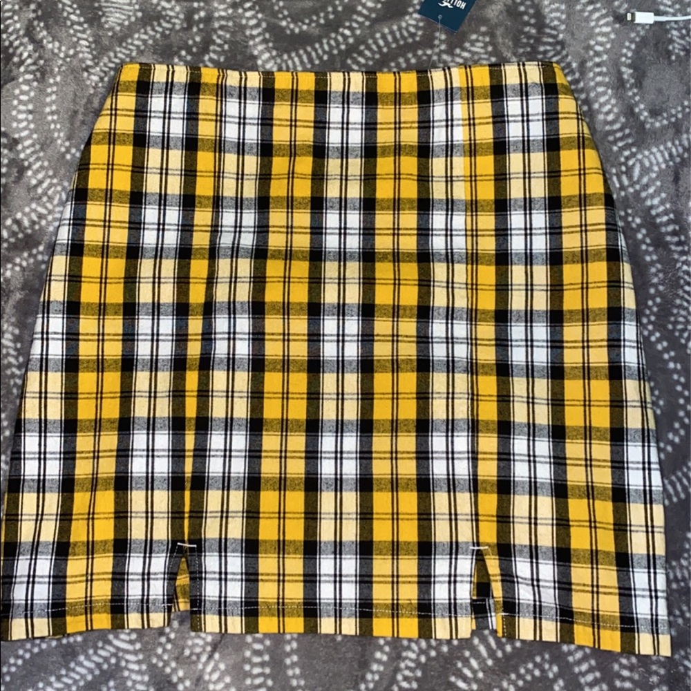 Brand new yellow Hollister medium high-rise skirt